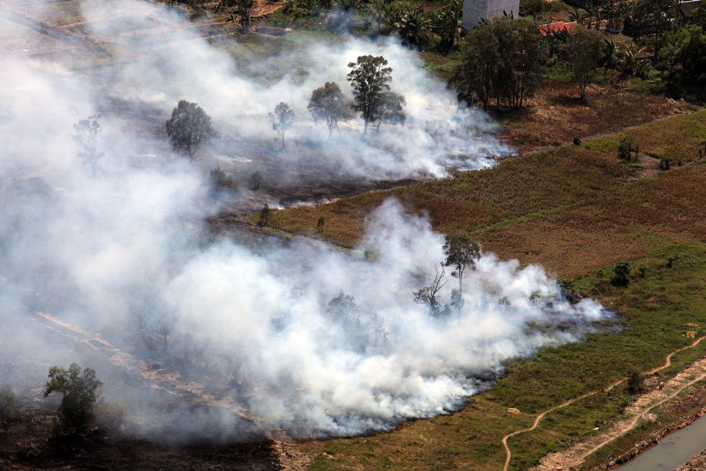 Tinjauan udara penanganan kebakaran hutan dan lahan di Kalimantan Selatan.